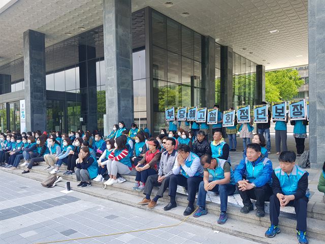 부당해고 철회와 고용안정을 주장하며 지난 5월 파업을 진행 중인 서울대 비학생조교들. 정반석 기자