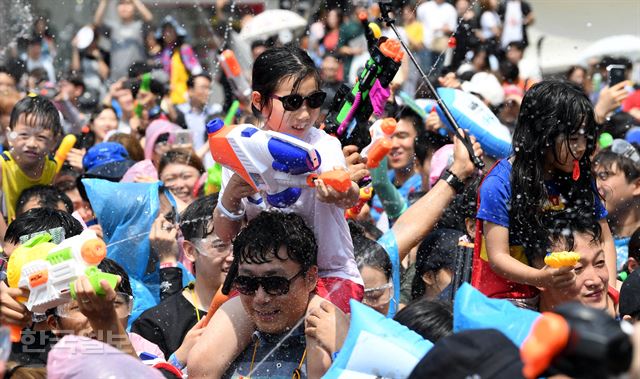 30일 오후 서울 서대문구 연세로에서 열린 신촌물총축제에서 참가자들이 물총싸움을 하며 더위를 식히고 있다. 서재훈기자