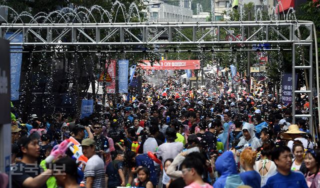 30일 오후 서울 서대문구 연세로에서 열린 신촌물총축제에서 참가자들이 물총싸움을 하며 더위를 식히고 있다. 서재훈기자 spring@hankookilbo.com