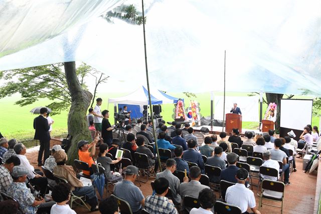 이용우 부여군수가 31일 양화면 ‘송정 그림책 마을 찻집’ 개관식에서 축사를 하고 있다. 부여군 제공