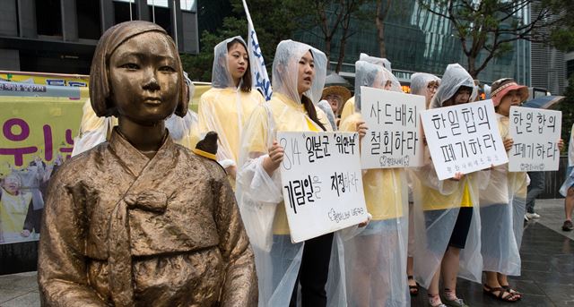 일본군 위안부 문제 해결을 위해 활동하는 대학생 단체 평화나비네트워크 소속 회원들이 31일 오전 서울 종로구 주한일본대사관 앞에 설치된 소녀상 옆에서 위안부 합의 폐기를 촉구하고 있다. 뉴스1