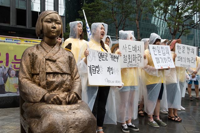 평화나비네트워크 소속 회원들이 31일 오전 서울 종로구 소녀상에서 위안부 합의 폐기를 촉구하고 있다. 뉴스1