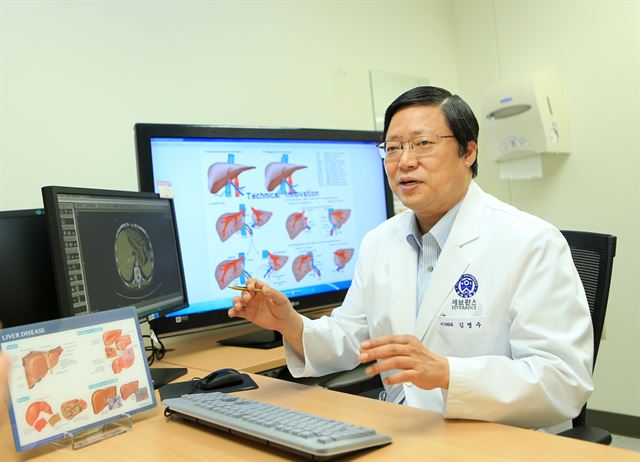 김명수 세브란스병원 이식외과 교수는 지난해 4월 국내 처음으로 로봇을 이용한 간 이식수술에 성공하는 등 간 이식 발전에 크게 기여하고 있다. 김 교수는 “로봇을 이용한 간 이식수술이 건강보험이 적용되지 않아 안타깝다”고 했다. 세브란스병원 제공