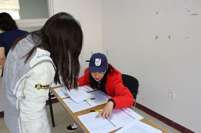 1전을 끝낸 뒤 공식 기록을 확인하는 중이다.