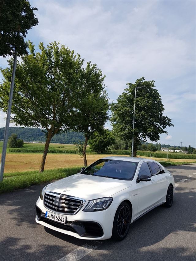 스위스 시골길을 달리는 벤츠 S클래스 AMG S63 모델. 이 차는 폭발적인 가속력으로 제로백이 3.5초에 불과하다. 일반주행 때는 V4엔진으로 안락하고 편안한 주행을 이어가 가속력과 승차감 두마리 토끼를 다 잡았다.