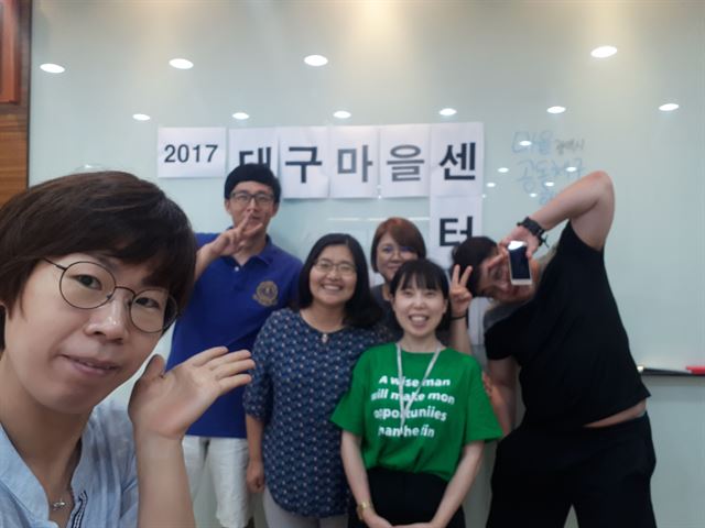 대구마을공동체만들기 지원센터 활동가들이 지난달 하순 대구 팔공산에서 공동체 모임을 구상하며 즐거운 한 때를 보내고 있다. 대구마을공동체만들기 지원센터 제공