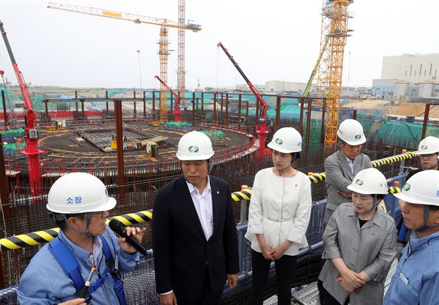 31일 오전 울산시 울주군 서생면 한수원 새울원자력본부에서 국민의당 탈원전대책TF 소속 의원들이 신고리 5,6호기 건설현장을 둘러보고 있다. 연합뉴스