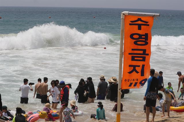 1일 부산 해운대해수욕장 앞바다에서 높은 파도가 해변을 덮치고 있다. 7월 31일 해운대해수욕장에서 올해 처음으로 이안류(역파도)가 발생해 피서객 70여 명이 구조됐고 1일에도 이안류가 발생해 입욕이 통제됐다. 2017.8.1 부산=연합뉴스