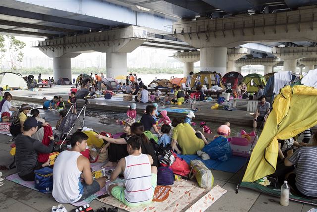 서울을 비롯한 수도권과 충청지역 등에 폭염주의보가 내려진 1일 오후 서울 마포대교 남단 밑 한강공원에서 시민들이 더위를 피해 휴식을 취하고 있다. 2017.8.1 서울=연합뉴스