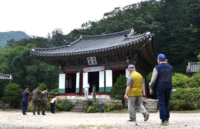 본당인 대적광전도 자그마한 절간 같은 느낌이다.