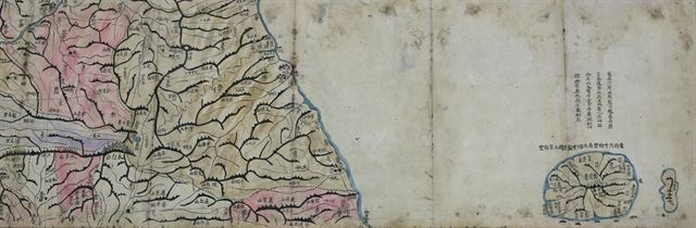 남권희 경북대 교수는 김성수 청주대 교수, 후지모토 유키오 일본 도야마대 명예교수와 함께 일본의 한 소장가가 보유한 대동여지도 필사본을 조사해 전체 22첩 가운데 14첩 1면에서 울릉도 오른쪽에 '우산'(于山)이라고 적힌 작은 섬을 확인했다고 2일 전했다. 사진은 일본에서 발견된 대동여지도 필사본의 독도. 2017.8.2 [남권희 교수 제공=연합뉴스]