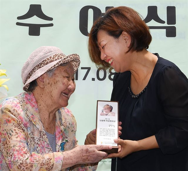 길원옥 할머니가 한베평화재단 구수정 상임이사에게 제1회 길원옥 여성평화상을 수여하고 있다. 2017.8.2 신상순 선임기자 /2017-08-02(한국일보)