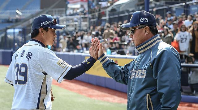 김경문(오른쪽) 프로야구 NC 감독이 이종욱과 하이파이브를 하고 있다. NC 제공