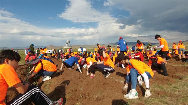 독서토론열차학교 학생들이 몽골 청찡볼또그 할트마 밧톨가 대통령이 소유한 토지에서 나무심기행사를 가졌다.