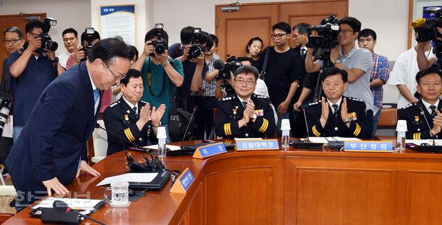 경찰 전국지휘부회의에 참석한 김부겸 행정안전부 장관(왼쪽)이 인사말을 마친후 고개 숙여 인사 하고 있다. 2017.8.3 신상순 선임기자ssshin@hankookilbo.com /2017-08-03(한국일보)