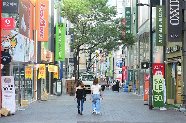 고고도미사일방어체계(사드) 도입에 관한 한-중 갈등으로 중국인 관광객 급감과 내국인의 해외여행 급증 탓에 본격 여름휴가 시즌에도 불구하고 2일 오전 서울 중구 명동이 한적한 보습을 보이고 있다. 뉴스1