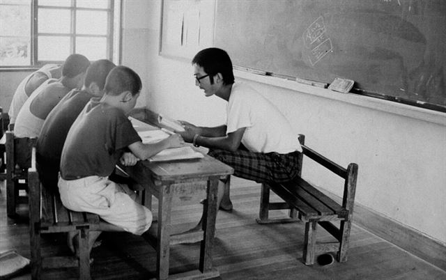 1975년 대학생 하계 봉사활동으로 시골 한 학교에서 공부를 가르치는 모습. 국가기록원 제공