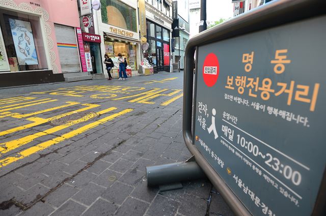 2일 오전 서울 중구 명동이 한적한 보습을 보이고 있다. 한반도 고고도미사일방어체계(사드ㆍTHAAD) 도입을 둘러싼 한ㆍ중 갈등으로 중국인 관광객이 크게 줄고, 해외 여행을 가는 내국인이 늘어난 영향으로 보인다. 뉴스1