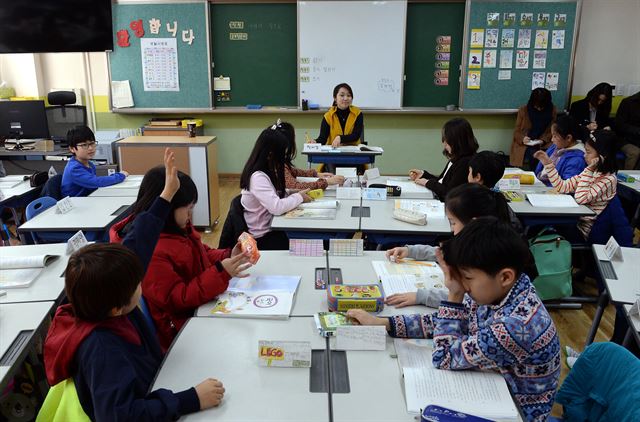 전국의 시도교육청이 내년 초등 교사 임용 후보자 수를 최대 10분의 1 수준으로 줄이기로 결정하면서 ‘임용 대란’이 예고되고 있다. 사진은 서울의 한 초등학교 수업 장면. 한국일보 자료사진