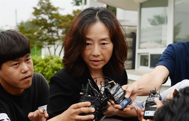 '문화계 블랙리스트' 관련 1심 선고에서 징역 1년 집행유예 2년을 선고받은 조윤선 전 문화체육관광부 장관이 지난달 27일 오후 경기도 의왕시 서울구치소에서 석방되고 있다. 의왕=뉴시스