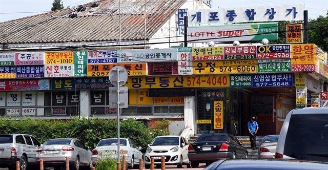 정부가 초강력 부동산 대책을 발표한 가운데 3일 오후 서울 강남 개표동 주공 아파트 부동산 업소는 한산한 모습을 보이고 있다. 배우한 기자bwh3140@hankookilbo.com