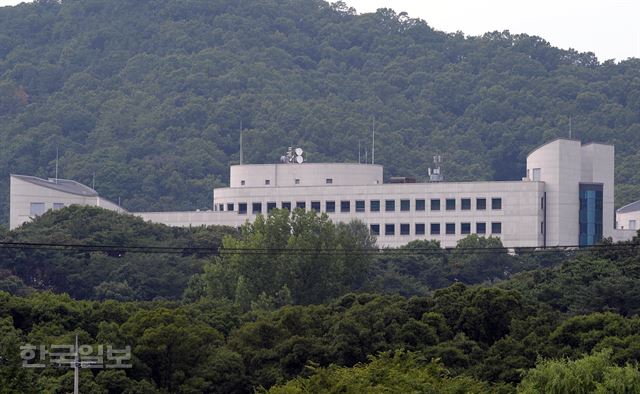 서울 서초구 내곡동 도로변 난간 사이로 국가정보원 청사가 보이고 있다. 왕태석기자 kingwang@hankookilbo.com