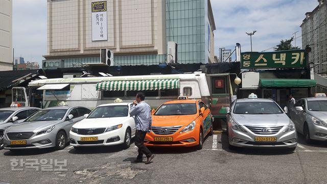 3일 오후 서울 강남구 역삼동 '영동 스낵카'에서 한 택시기사가 식사를 마친 후 주차장을 거닐고 있다.