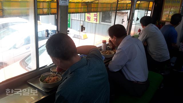 3일 오후 서울 강남구 역삼동 '스낵카 기사식당'에서 시민들이 식사를 하고 있다. 김형준 기자