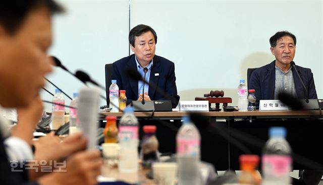 지난달 31일 서울 종로구 국립현대미술관 서울관에서 열린 '문화예술계 블랙리스트 진상조사 및 제도개선위원회' 첫 회의에서 공동위원장을 맡은 도종환 문화체육관광부 장관(왼쪽 두번째)이 모두발언을 하고 있다. 홍인기 기자