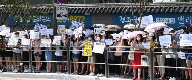 [저작권 한국일보]4일 서울 종로구 서울교육청 앞에서 이화여대 등 서울지역 교대생들이 2018학년도 초등교사 선발 인원 대폭 축소에 항의하며 침묵시위를 벌이고 있다. 신상순 선임기자