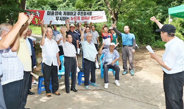 충북 제천시 봉양읍 한마을에 들어선 ‘누드펜션’에 대해 제천시가 4일 폐쇄명령을 내렸다. 마을주민들은 지난 3일 집회를 열고 즉각적인 폐쇄를 촉구했다. 뉴시스