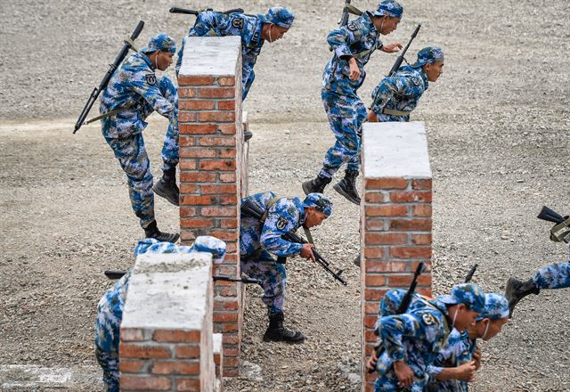 국제군사경연대회에 참가한 중국 해병대원들이 소총을 매고 장애물을 통과하고 있다. 타스 연합뉴스