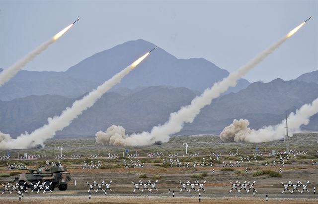 6개 부문 경기가 열리는 중국 신장 위구르 자치구 지역에서 2017 국제군사경연대회 개막축하 행사로 미사일을 발사하고 있다. 신화 연합뉴스