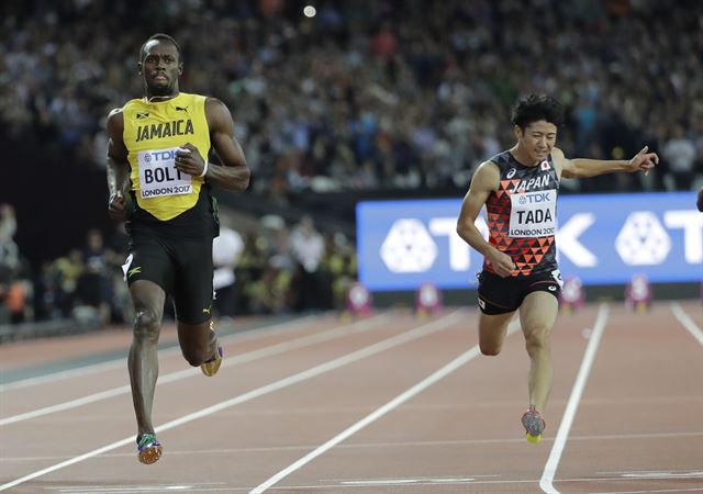 런던 세계선수권 남자 100m 예선 6조에서 1위로 여유 있게 결승선을 통과하는 우사인 볼트(왼쪽). 런던=AP 연합뉴스