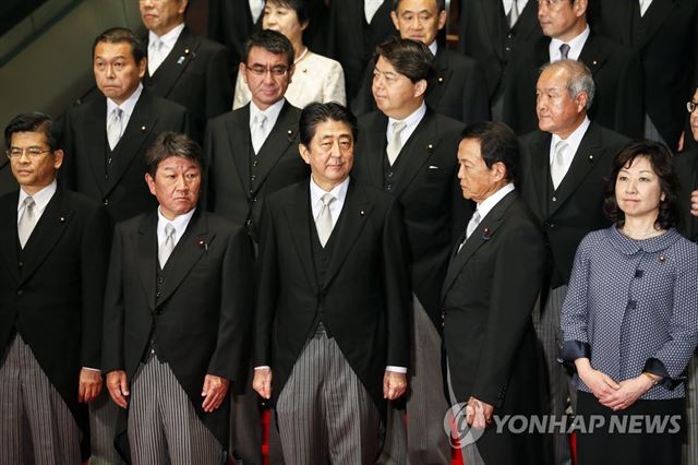 일본 아베 신조(가운데) 총리가 3일 개각을 단행한 뒤 총리관저에서 신임 각료들과 기념촬영을 하고 있다. 도쿄 EPA=연합뉴스