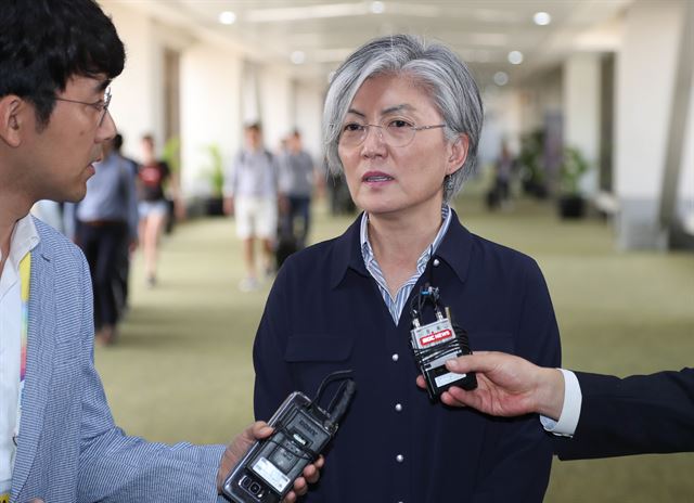 강경화 외교부 장관이 5일 오후(현지시간) 필리핀 마닐라의 니노이 아키노 국제공항에 도착하며 취재진 질문에 답하고 있다. 연합뉴스