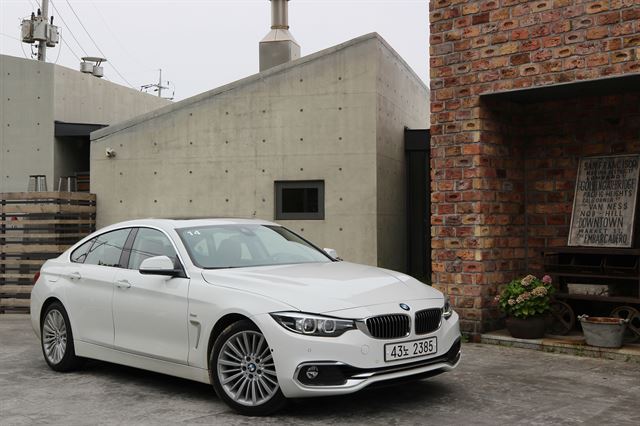 부산 기장에 위치한 멋진 커피숍 앞에서 ‘찰칵’ 포즈를 BMW 420i 그란쿠페. 사진 김훈기 기자