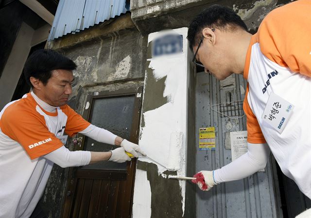 지난 5월 김한기(왼쪽) 대림산업 대표이사를 비롯한 임직원들이 서울 성북구 삼선동에서 희망의 집 고치기 활동을 펼치고 있다. 대림산업 제공