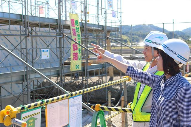 ‘여성이 활약하는 건설업’을 목표로 내건 일본 국토교통성 산하 나가사키 하천국도사무소에서 한 여성인력이 현장견학을 하고 있다. 나가사키 하천국도사무소 홈페이지 캡처