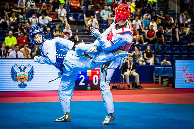 이대훈(왼쪽)이 6일 러시아 모스크바의 CSKA 농구경기장에서 열린 2017 월드태권도그랑프리 시리즈 68㎏급 결승에서 러시아의 알렉세이 데니센코와 만나 경기하고 있다. 세계태권도연맹 제공