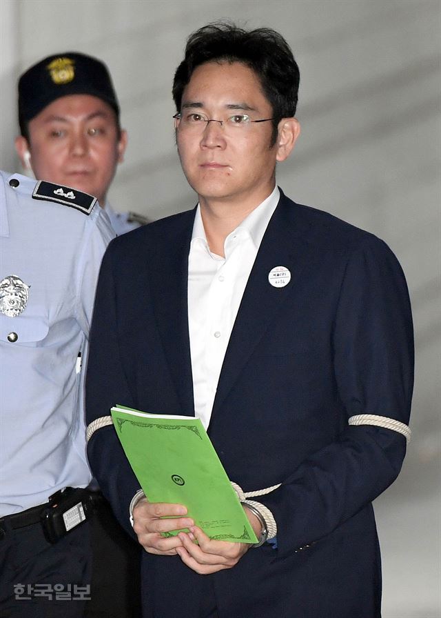 이재용 삼성전자 부회장이 7일 오후 서초구 서울중앙지법에서 열리는 결심 공판에 출석하기 위해 호송차에서 내려 법정으로 향하고 있다. 서재훈기자 spring@hankookilbo.com