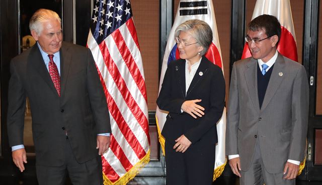 7일 오전(현지시간) 필리핀 마닐라 시내의 한 호텔에서 열린 한국, 미국, 일본 외교장관 회담에서 강경화 외교부 장관(가운데)이 렉스 틸러슨 미국 국무부 장관(왼쪽), 고노 다로 일본 외무상에게 악수를 권하고 있다. 이날 회담에서는 북한 핵 개발 및 미사일 발사 대응과 관련해 한미일 공조 등이 논의될 것으로 알려졌다. 2017.8.7 마닐라=연합뉴스