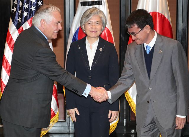 7일 오전(현지시간) 필리핀 마닐라 시내의 한 호텔에서 열린 한국, 미국, 일본 외교장관 회담에서 각국 장관이 인사를 하고 있다. 왼쪽부터 렉스 틸러슨 미국 국무부 장관, 강경화 외교부 장관, 고노 다로 일본 외무상. 이날 회담에서는 북한 핵 개발 및 미사일 발사 대응과 관련해 한미일 공조 등이 논의될 것으로 알려졌다. 2017.8.7 마닐라=연합뉴스