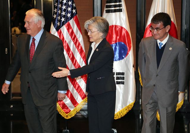 7일 오전(현지시간) 필리핀 마닐라 시내의 한 호텔에서 열린 한국, 미국, 일본 외교장관 회담에서 각국 장관이 인사를 한 후 자리로 향하고 있다. 왼쪽부터 렉스 틸러슨 미국 국무부 장관, 강경화 외교부 장관, 고노 다로 일본 외무상. 이날 회담에서는 북한 핵 개발 및 미사일 발사 대응과 관련해 한미일 공조 등이 논의될 것으로 알려졌다. 2017.8.7 마닐라=연합뉴스