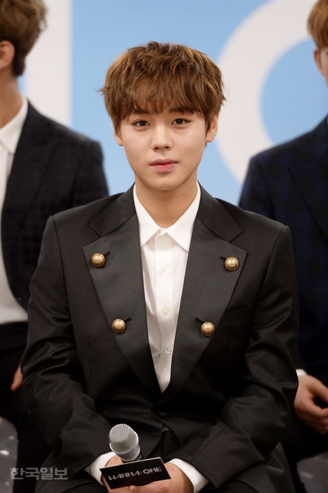 보이그룹 워너원의 멤버 박지훈이 7일 오후 서울 구로구 고척 스카이돔에서 열린 워너원 데뷔앨범 발매 기자간담회에서 미소짓고 있다. 최지이 인턴기자