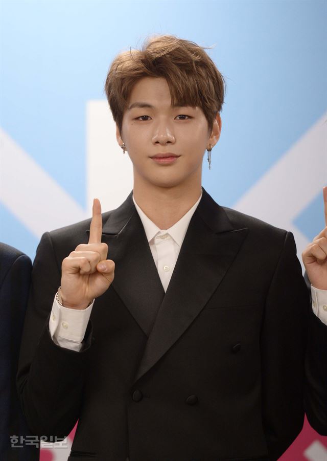 보이그룹 워너원의 멤버 강다니엘이 7일 오후 서울 구로구 고척 스카이돔에서 열린 워너원 데뷔앨범 발매 기자간담회에서 포토타임을 가지고 있다. 최지이 인턴기자