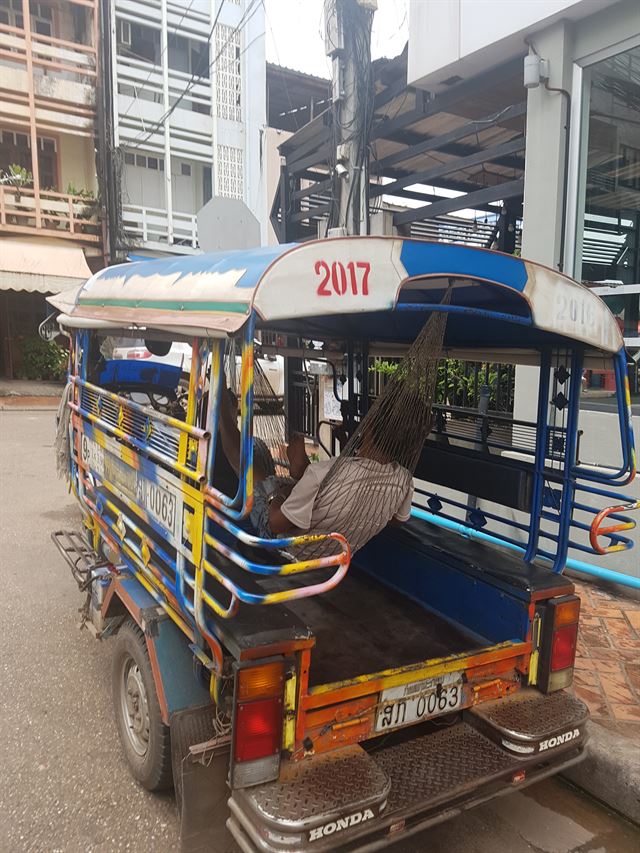 해먹에 누워 오수를 즐기고 있는 툭툭이 운전사. 가끔 아침부터 자고 있는 사람도 있다.