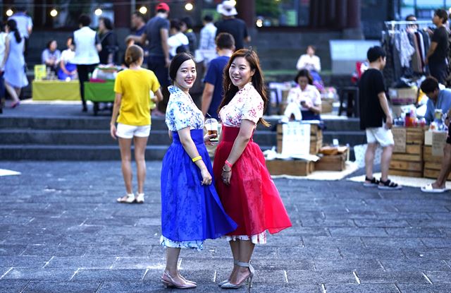 ‘목관아는 살아있다’는 한복 차림으로 제주 밤거리를 즐기는 프로그램이다. 제주관광공사 제공