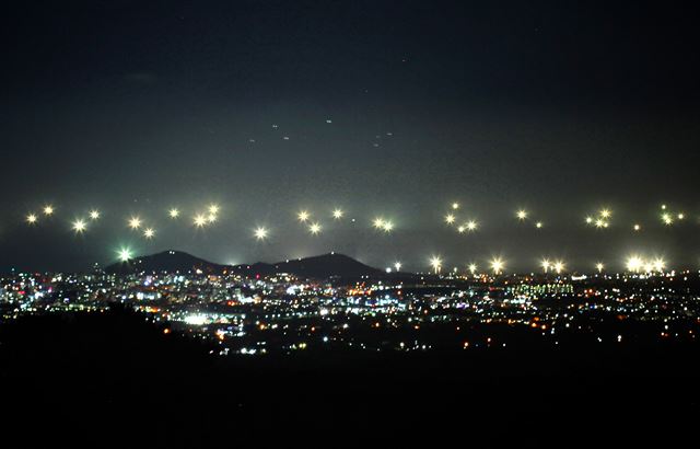 산복도로에서 바라본 제주시 야경과 앞바다 집어등.