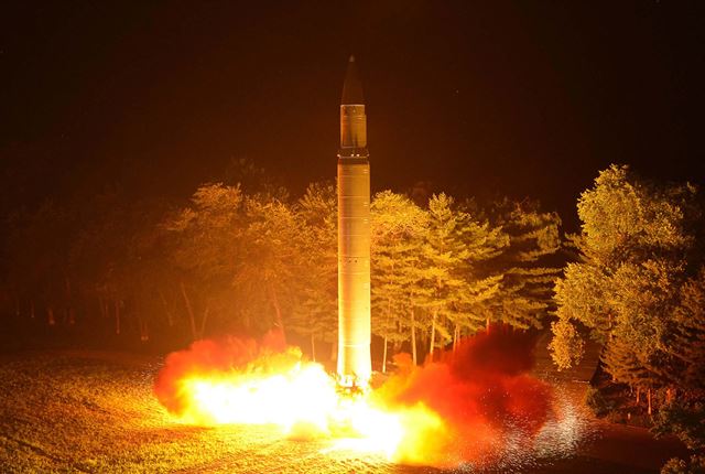 북한의 대륙간탄도미사일(ICBM)급 '화성-14형'이 지난달 28일 2차 시험 발사되고 있다. 일본 정부가 8일 공식 발표한 2017년 방위백서는 북한의 핵·미사일 개발 상황에 대해 작년의 "중대하고도 절박한 위협"에서 올해는 "새로운 단계의 위협"으로 표현을 강화했다. AP=연합뉴스